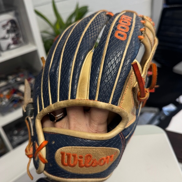 Wilson A2000 JA27 Jose Altuve Infielder's Glove - Picture 2 of 6